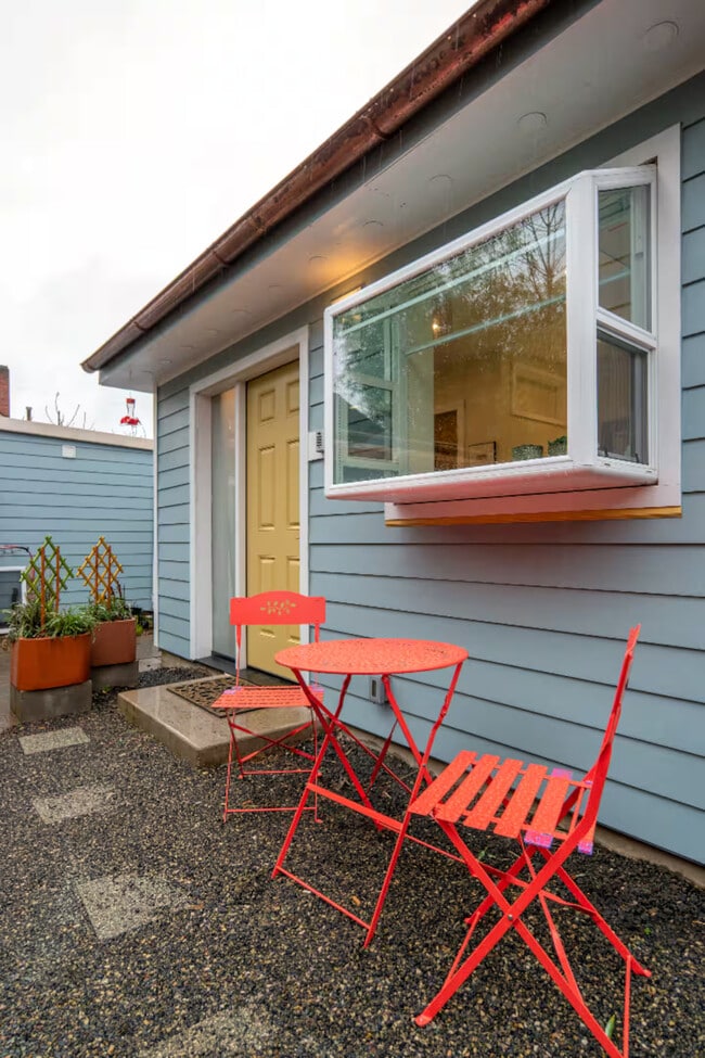 Building Photo - 3924 SE Grant Ct