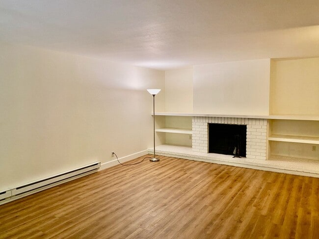 Building Photo - Private, Comfortable Downstairs Condo