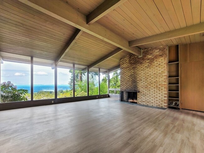 Foto del edificio - Vintage architectural home looking over Seattle and Bellevue metropolitan skyline.