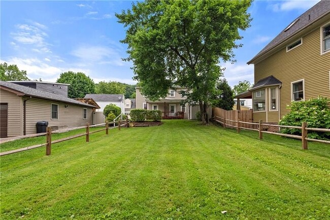 Building Photo - 318 Sprott Way
