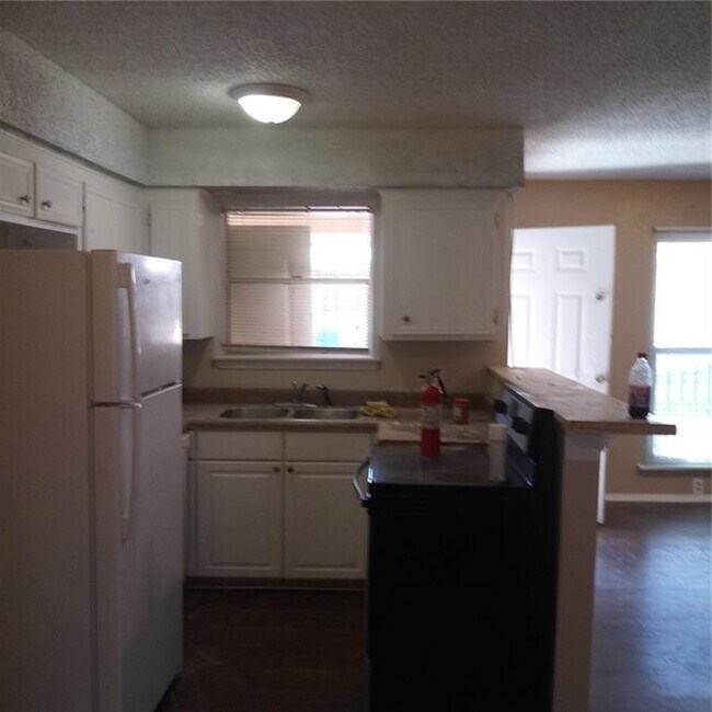 Building Photo - 210 N Vandeveer St
