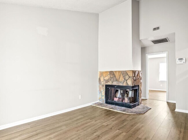 Foto del edificio - 115 Susan Dr