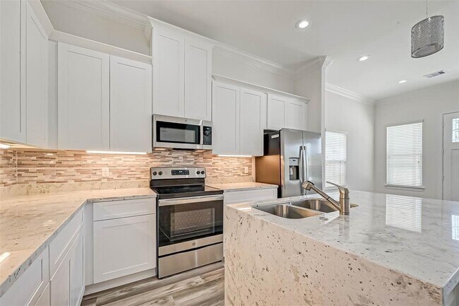 Building Photo - 7805 Farnsworth St