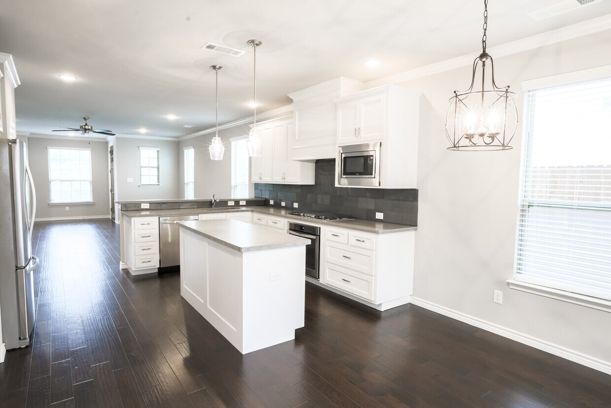 2605 McCart Avenue, Fort Worth, TX 76110 Townhome Rentals in Fort