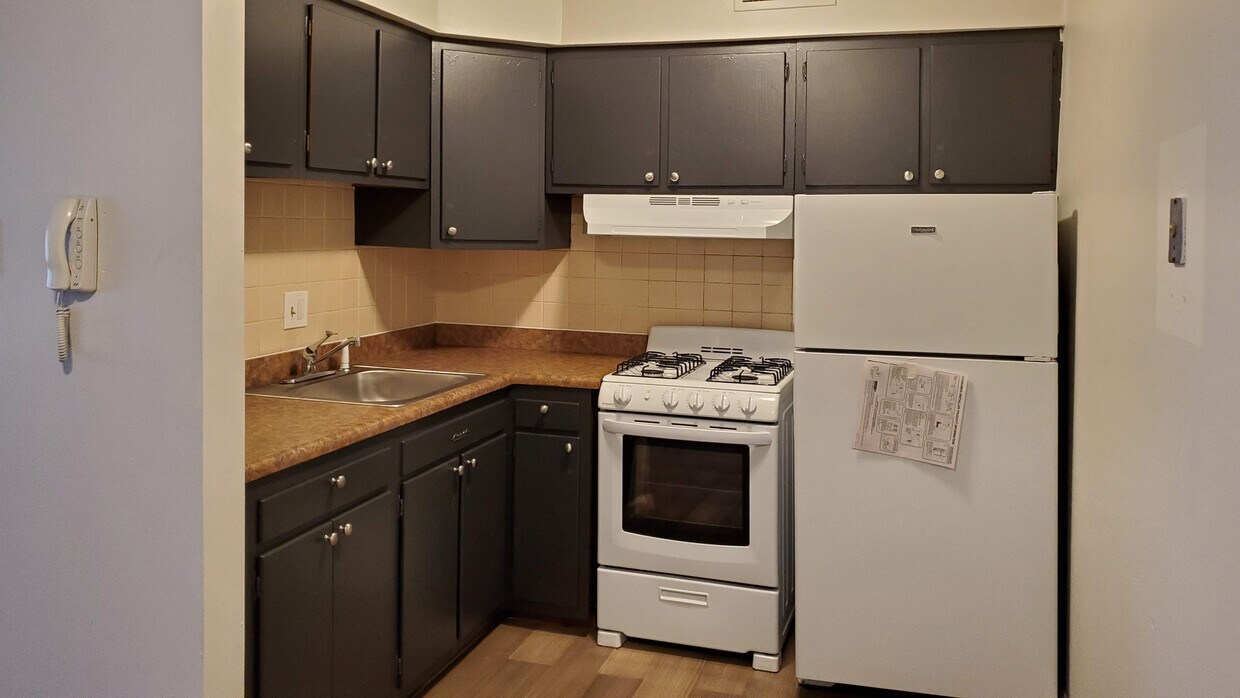 kitchen - 7610 Florissant Rd