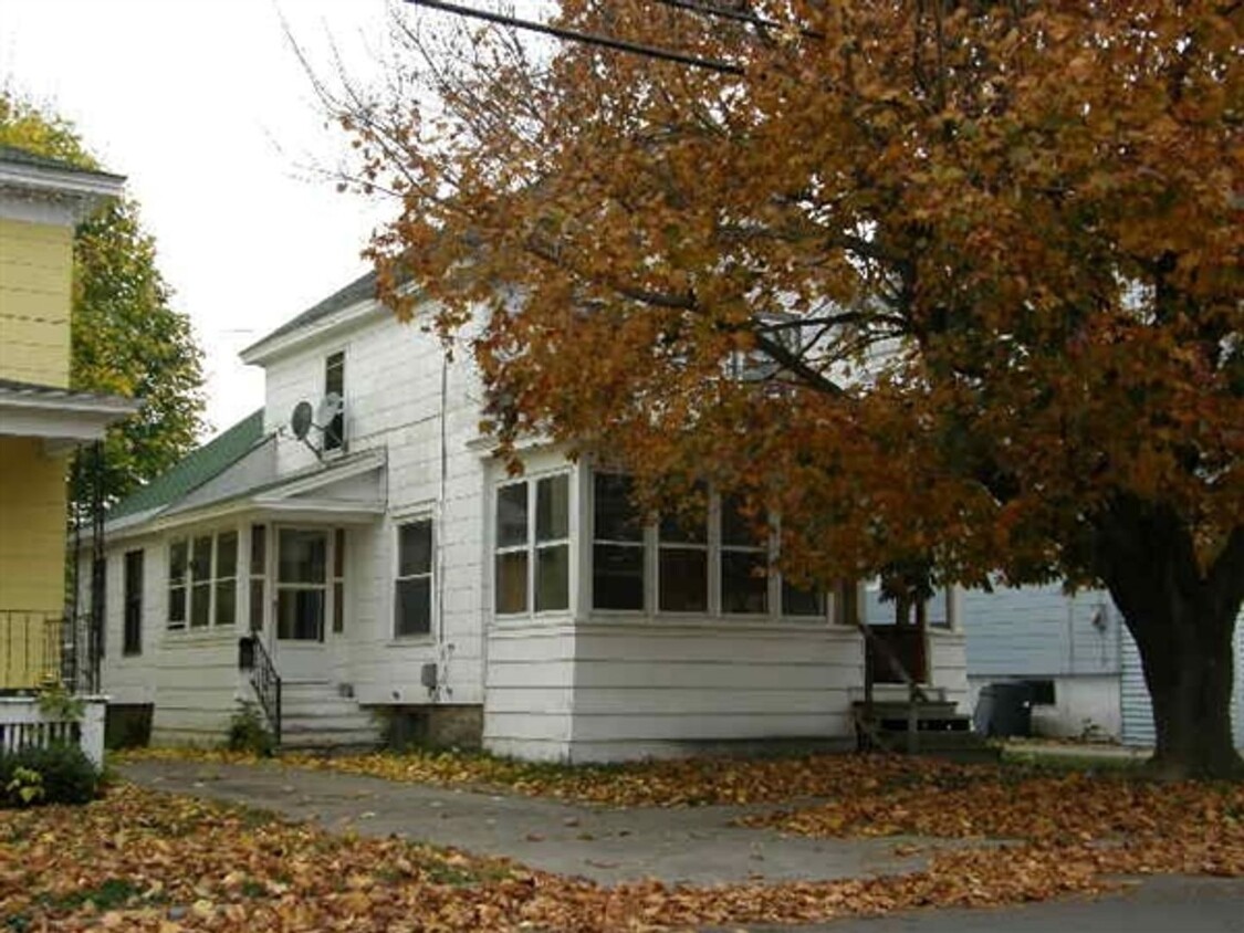 Foto principal - 4 Bdrm Lovely Oswego Home!!