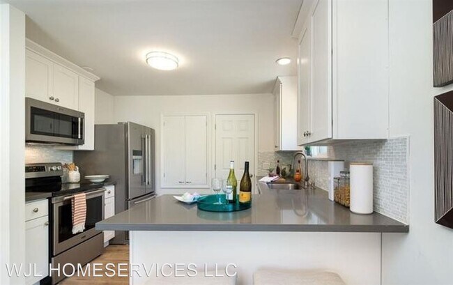 Building Photo - 4 br, 2.5 bath House - 4329 NE 56th St