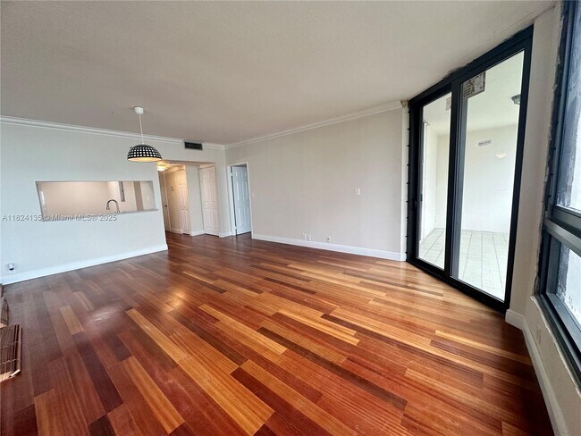 Building Photo - 520 Brickell Key Dr
