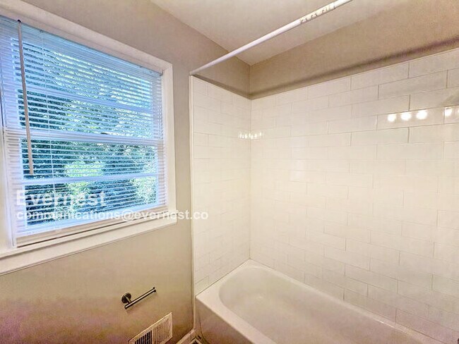 Foto del edificio - 2616 Wood Dr NE