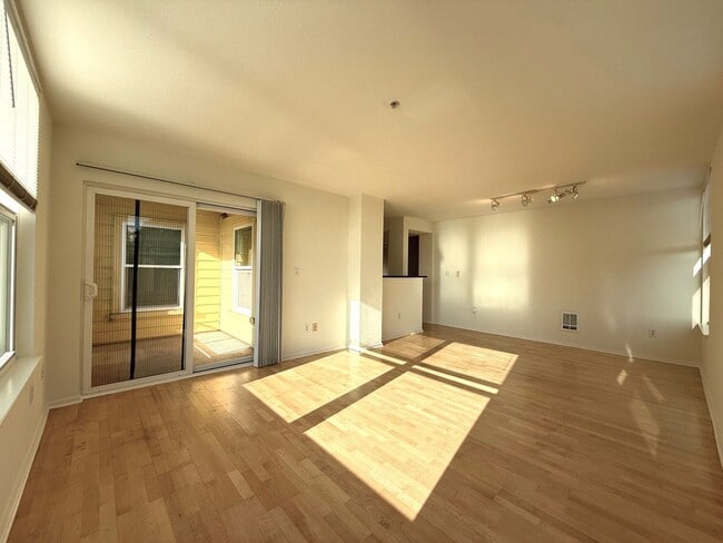 Foto del edificio - 2 Bedrooms / 2 Bathrooms – Corner Unit at Ocean Village Plaza