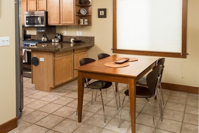 Foto del edificio - Charming Westside 2 Bed + Office | Trails, River Access & Minutes to Old Mill