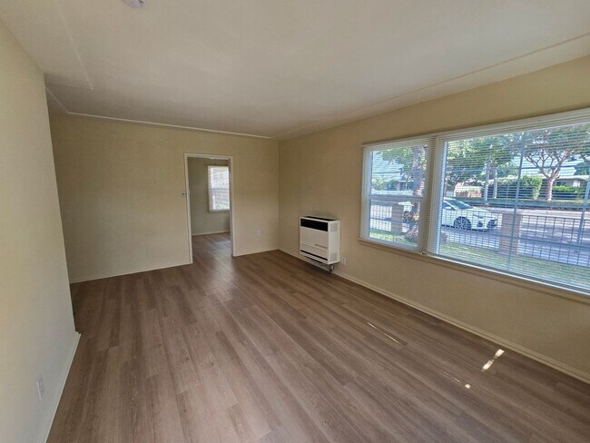 Building Photo - gardengrove11632-36