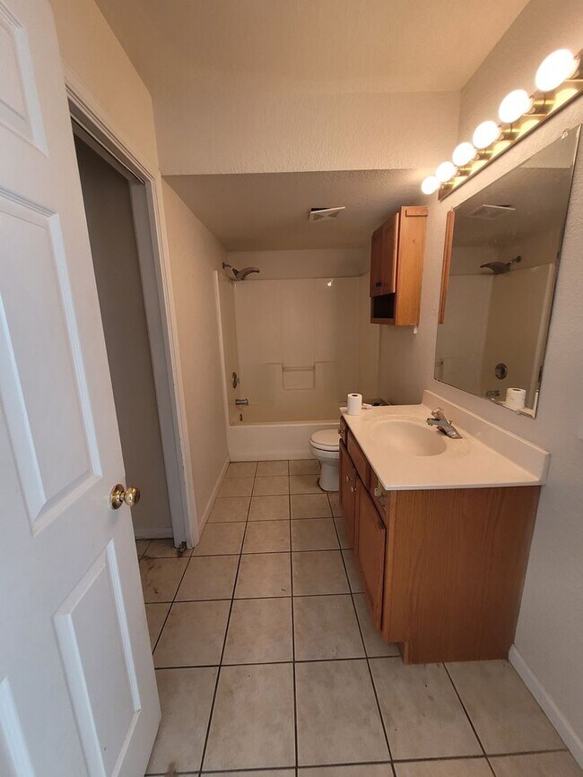 Foto del edificio - 2681-2683 E Oakbrook Dr