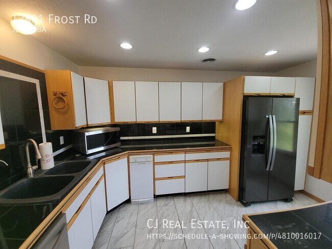 Foto del edificio - 12801 Frost Rd