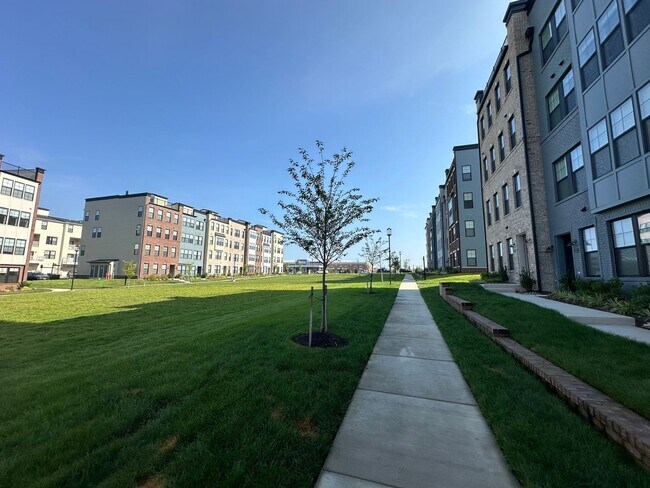 Building Photo - For Rent: Luxurious Short Pump Condo at Ga...
