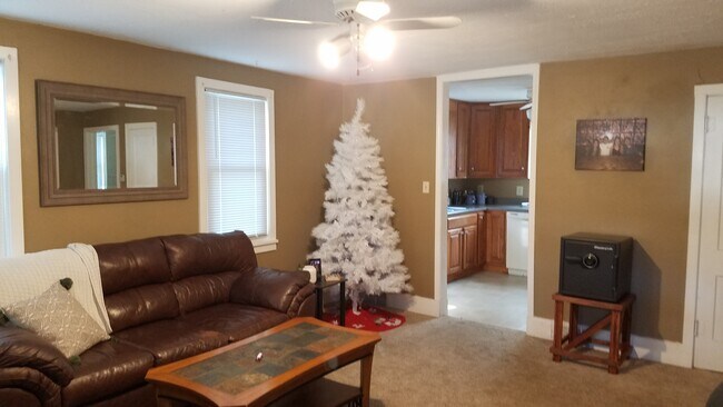 Living Rm - 905 Ratone St