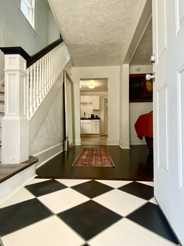 Entrada - 120 Lathrop St