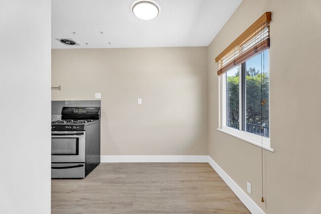 Building Photo - 1110 Capuchino Ave