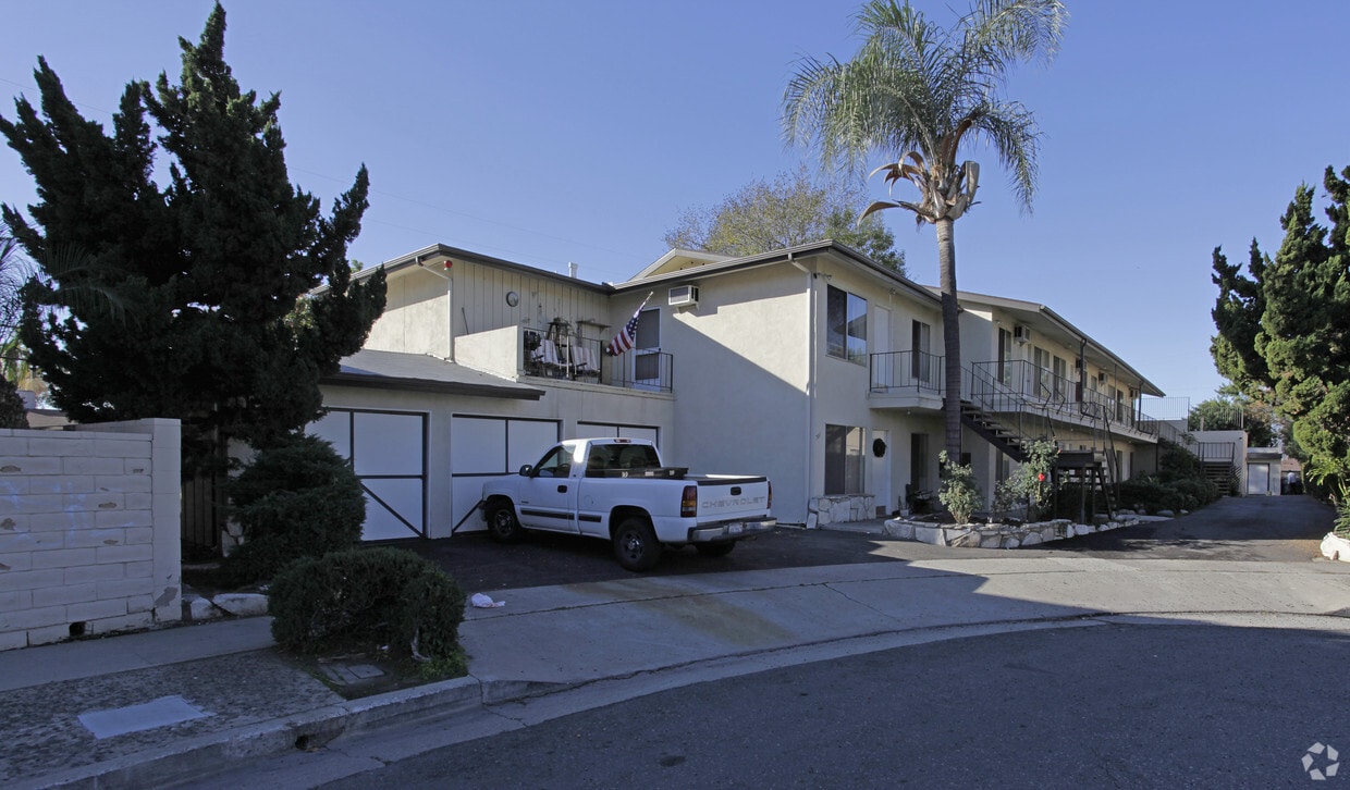 Primary Photo - 701 Maple St