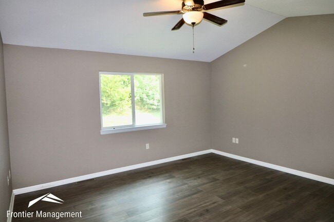 Building Photo - Large Home In A Quiet Neighborhood Off Of Scenic Drive