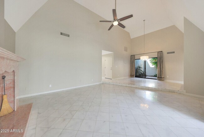 Foto del edificio - 2422 E Oregon Ave