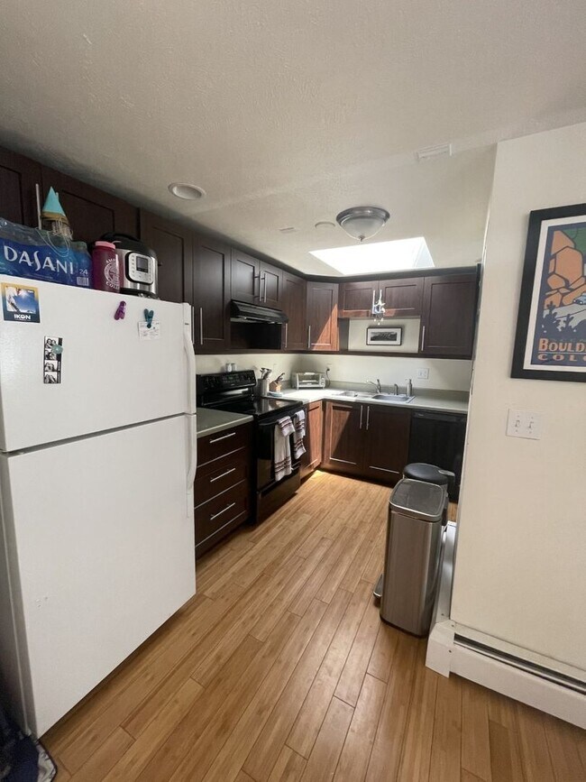 Foto del edificio - Fabulous location, unique Two Bedroom with updates! (Pearl)