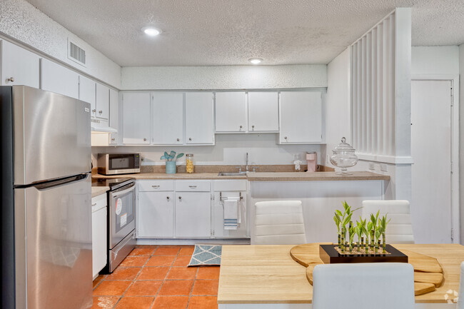 2BR, 1BA - 925SF - South Congress Square