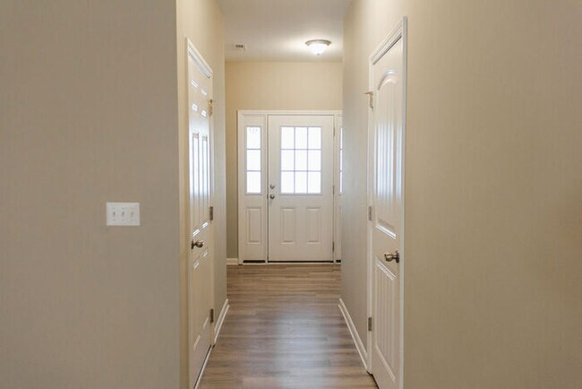 Foto del edificio - ** COMING SOON** Gorgeous Raleigh Townhome...
