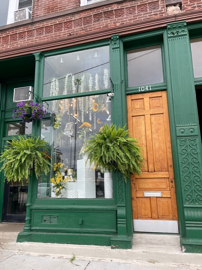 Foto del edificio - 1041 W Grand Ave