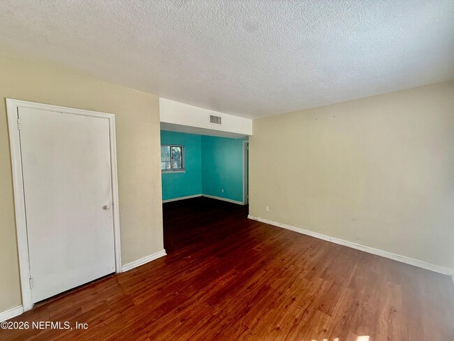 Building Photo - 7118 Pellias Rd