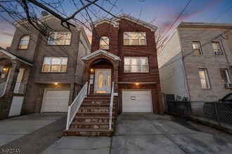 Building Photo - 1020 Laura St