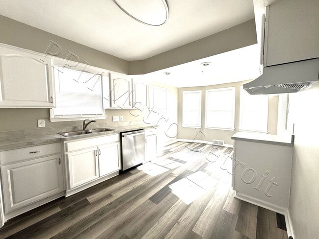 Foto del edificio - 22051 Firwood Ave