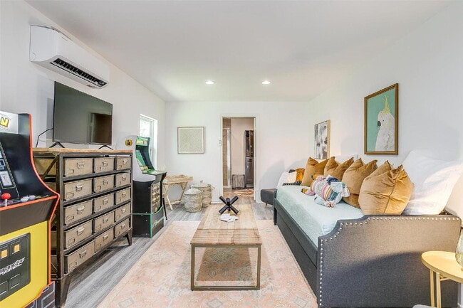 Foto del edificio - Renovated Garage Apartment Steps Off Camp ...