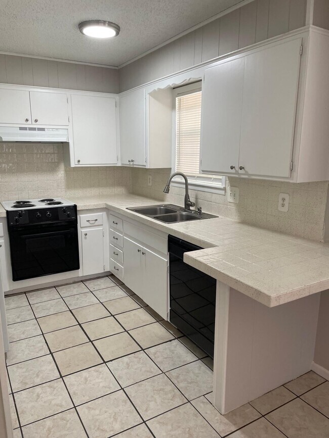 Building Photo - 3440 70th Dr