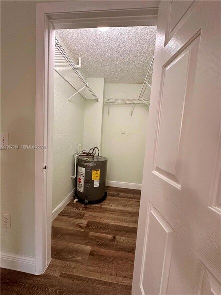 Foto del edificio - 8235 Lake Dr