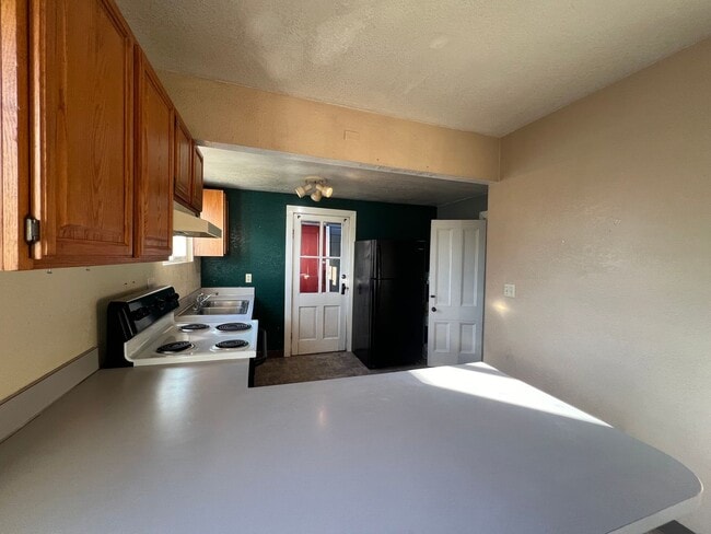 Building Photo - 3 bedroom 1 bath house - Near downtown and...