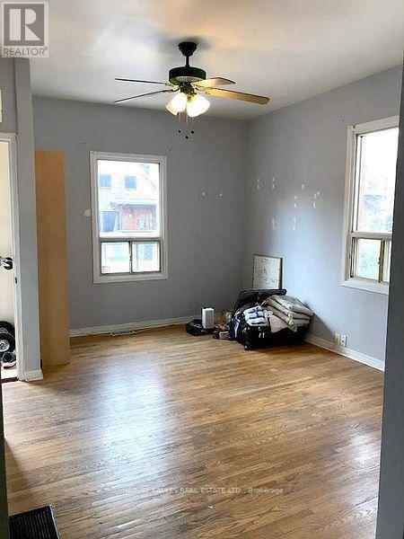 Photo du bâtiment - 327 Howland Ave