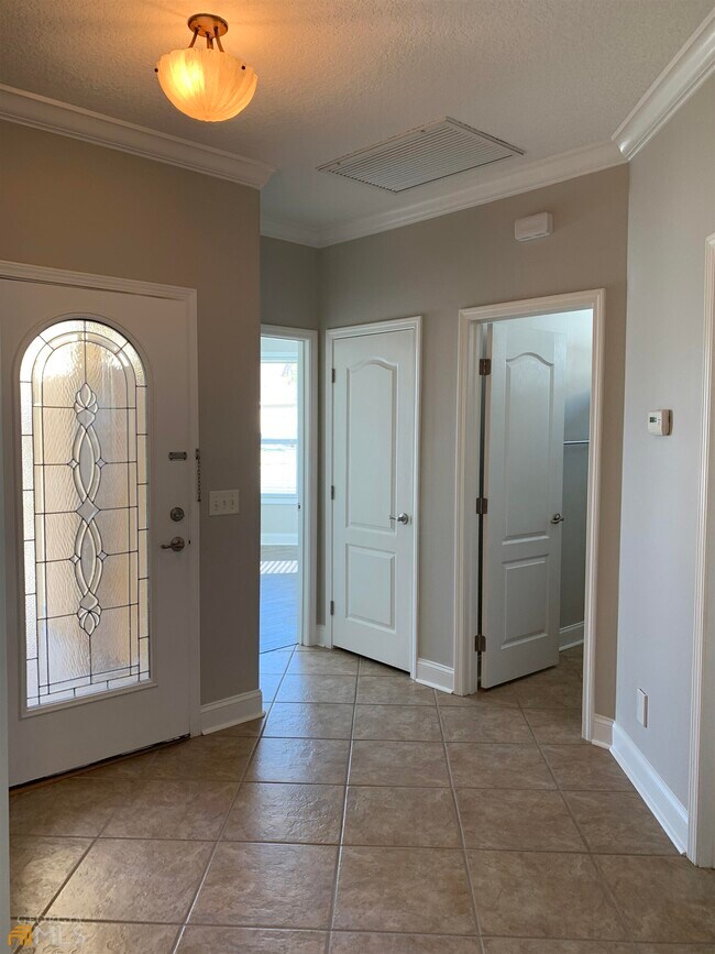 Foto del edificio - 230 Miller Dr