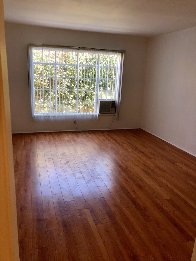 Foto del edificio - 241 E Cedar Ave