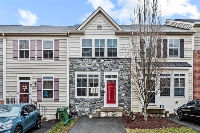 Building Photo - Commuter Friendly 3 Bed 3.5 Bath Townhome