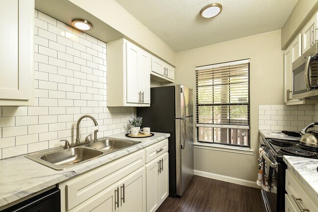 2/2 - Cocina renovada - Settler's Creek Apartments
