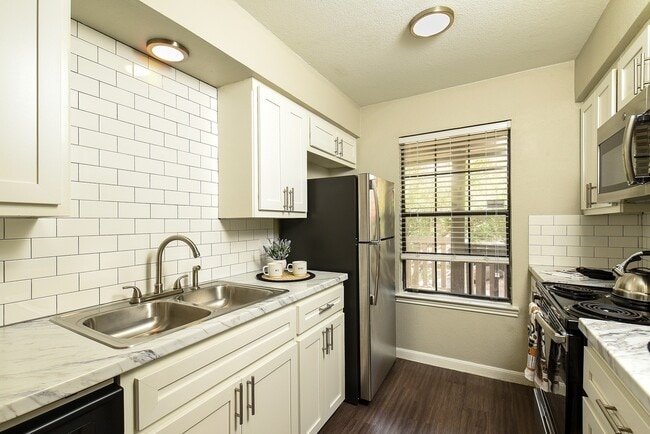 2/2 - Upgraded Kitchen - Settler's Creek Apartments