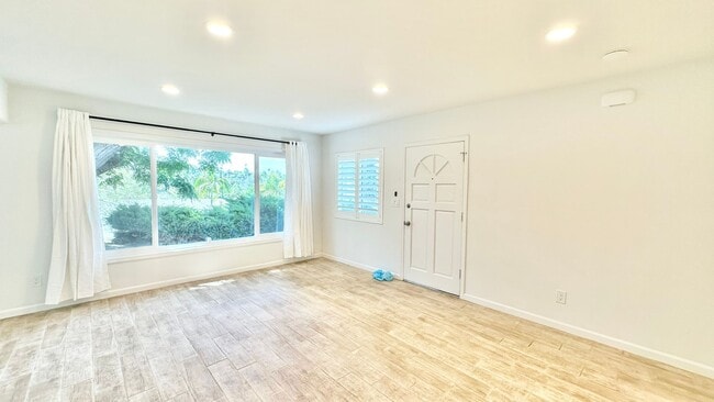 Building Photo - Light, Bright, and Recently Updated, Darli...