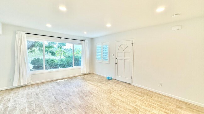 Foto del edificio - Light, Bright, and Recently Updated, Darli...