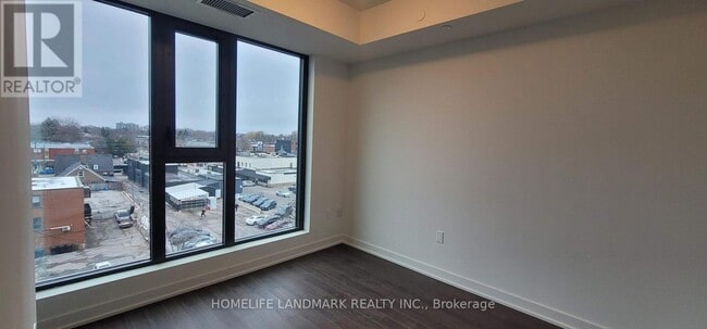 Photo du bâtiment - 250-250 Lawrence Ave W