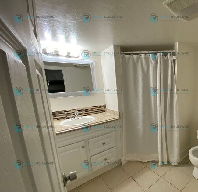 Building Photo - 1/2 Month Free! 1 Bedroom 1 Bath in Near Wells District/Midtown