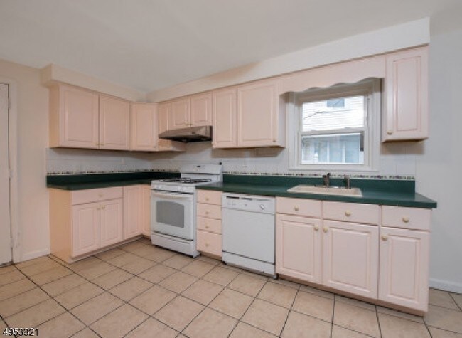 Foto del edificio - 119 Ramapo Valley Rd