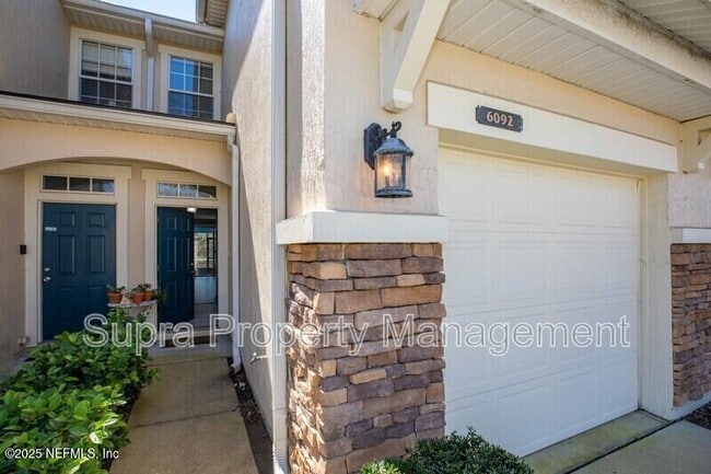 Foto del edificio - 6092 Bartram Village Dr