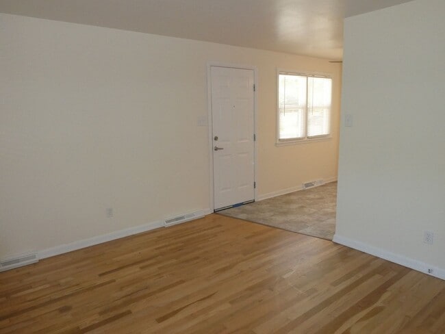 Building Photo - 305 N Ann St