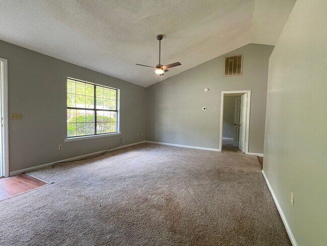 Foto del edificio - AVAILABLE NOVEMBER [SMALL PETS ONLY]